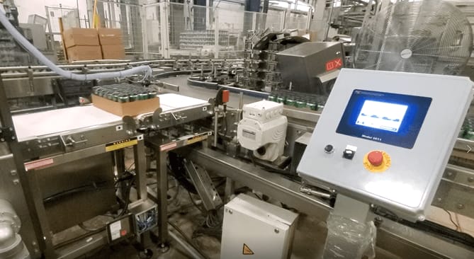 Automated filling and checkweighing system integrated by Michelli for industrial quality control