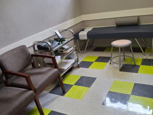 Treatment room with a therapy table and platform